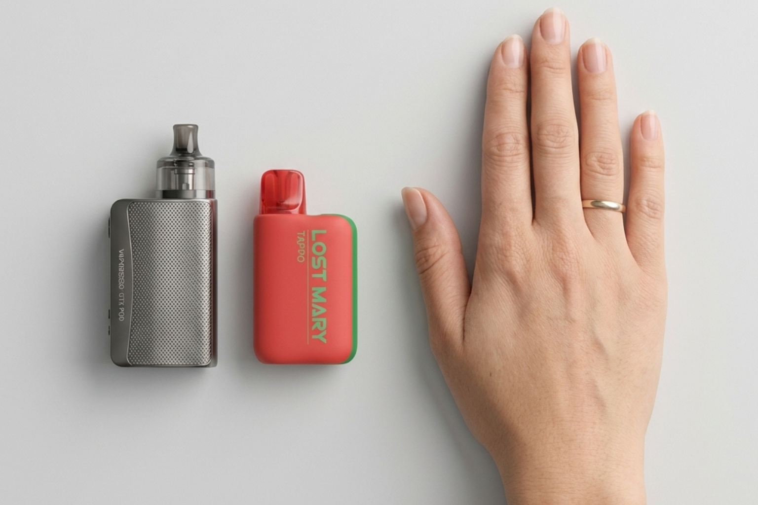 Zwei Pod-Systeme (Vaporesso XROS 4 und Lost Mary Tappo Air Kit) nebeneinander – Grössenvergleich mit einer Hand